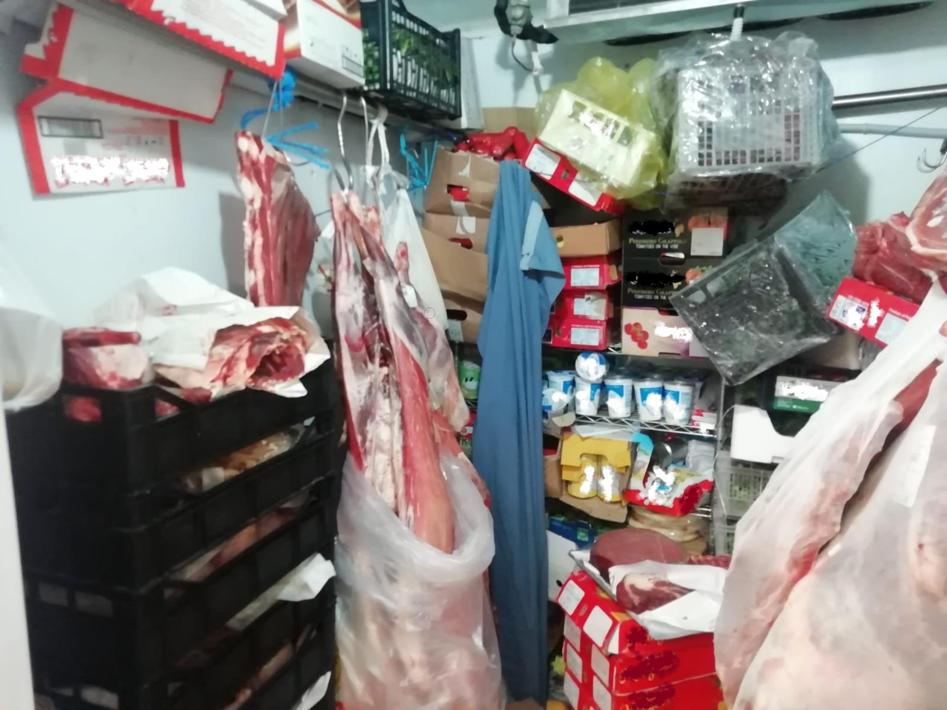 Alimenti conservati male, sporcizia e infiltrazioni. La finanza chiude un locale in via Milano a Como