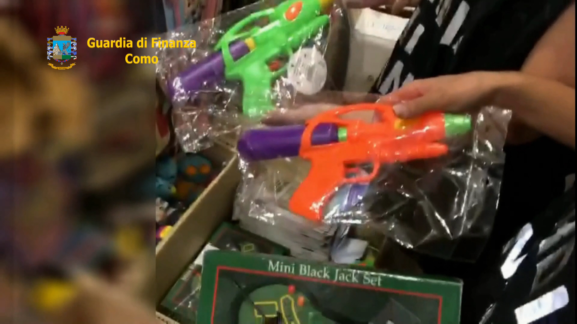 Maxi sequestro della finanza in un emporio di Como, scoperti 240.000 giocattoli contraffatti e prodotti pericolosi