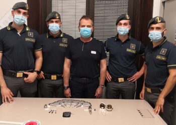i militari della guardia di finanza con le sostanze sequestrate appoggiate sul tavolo