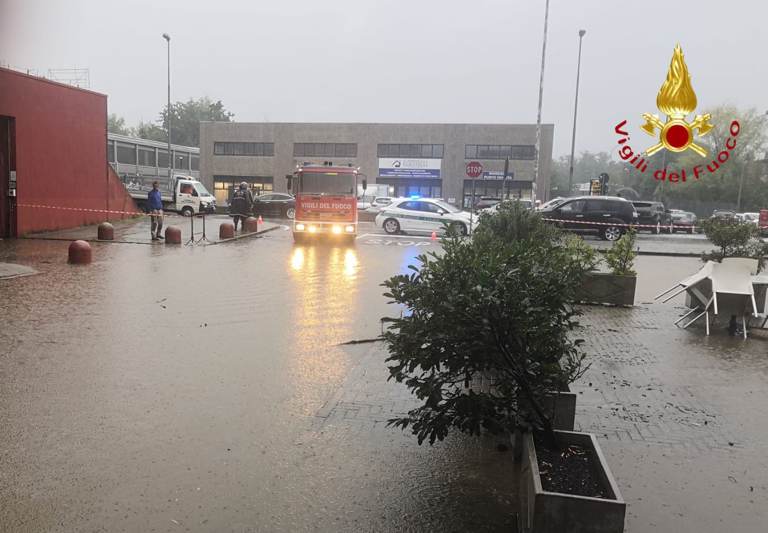 Maltempo, è ancora emergenza: sottopassi e strade allagate, Lariana a senso unico