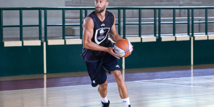 luigi sergio capitano della pallacanestro cantù in campo