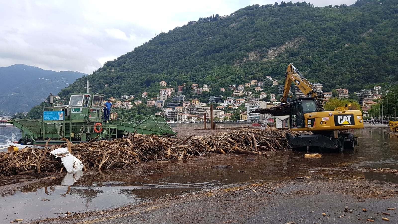 Esondazione, il livello dell’acqua scende. Forse domani la riapertura del lungolago