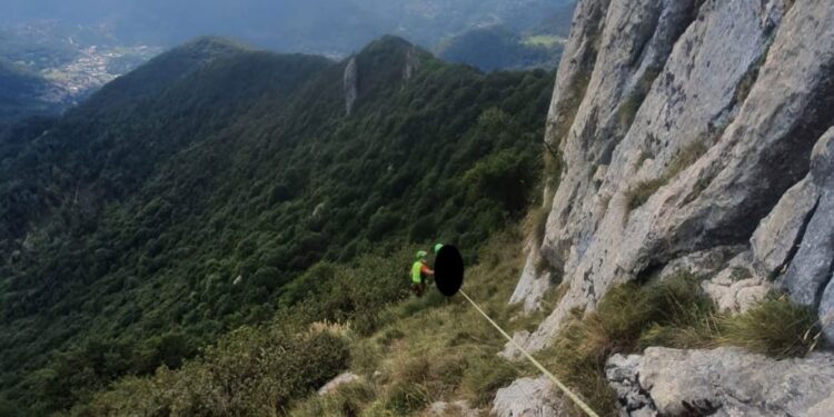 canzo soccorso alpino impegnato in un recupero in montagna