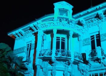 villa bernasconi di cernobbio illuminata di azzurro