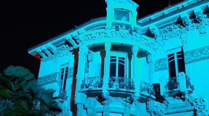 villa bernasconi di cernobbio illuminata di azzurro