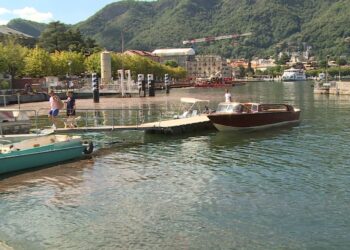 lago di como turisti scendono dalla barca