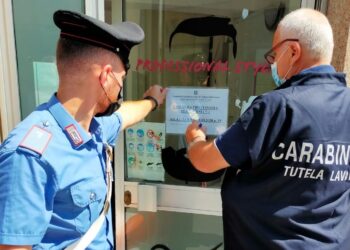 I carabinieri controllano un parrucchiere di Cabiate