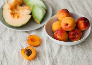 due piatti con fette di melone e albicocche