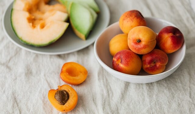 due piatti con fette di melone e albicocche