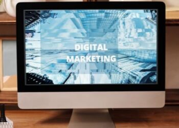 schermo pc con scritta digital marketing