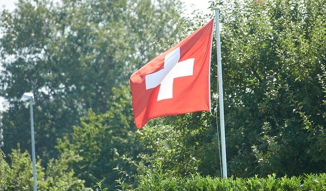 bandiera della svizzera su sfondo di alberi