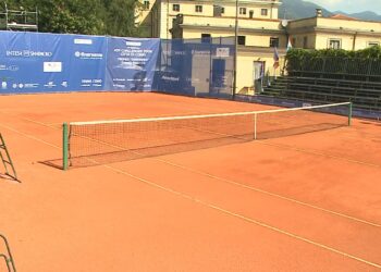 tennis como campo in terra rossa