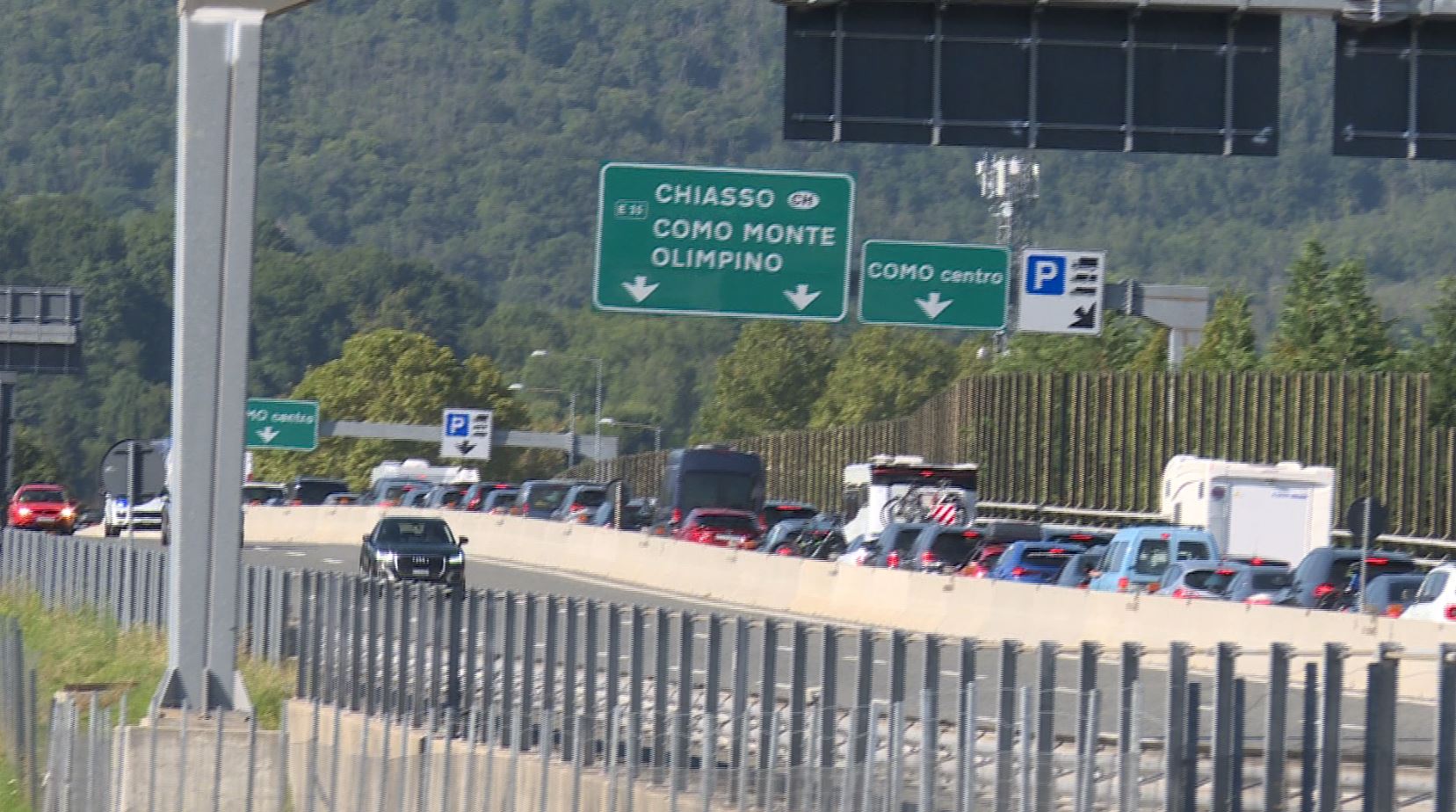 Como paralizzata dal traffico, tregua d’estate. Dal Comune risposta disarmante