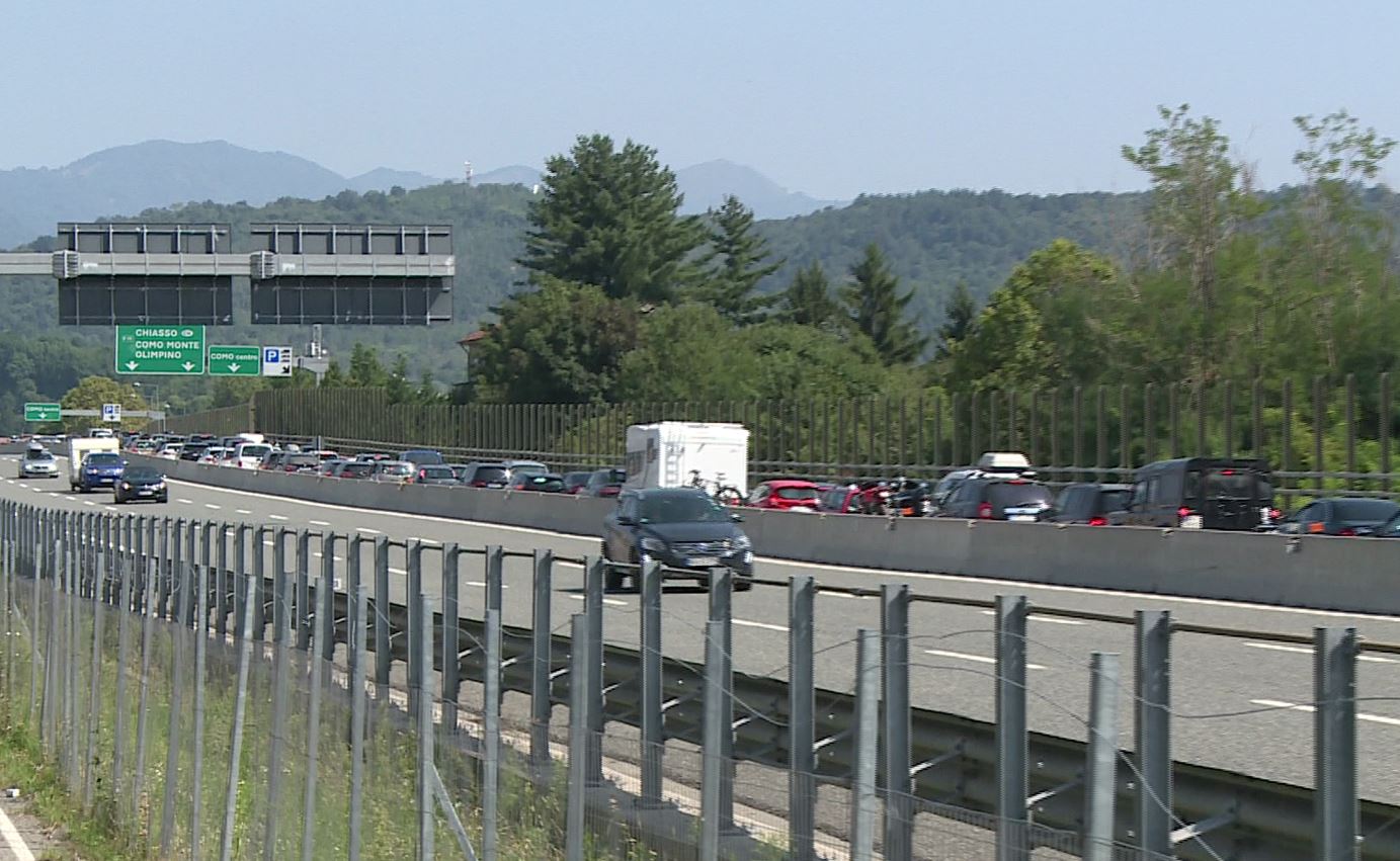 Partenze, rientri e lavori: traffico intenso e lunghe code sull’autostrada A9 e oltreconfine