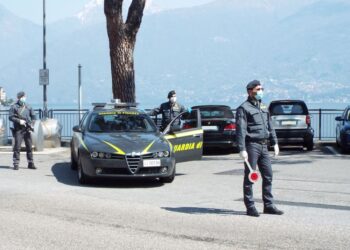 uomini della guardia di finanza impegnati in controlli su strada