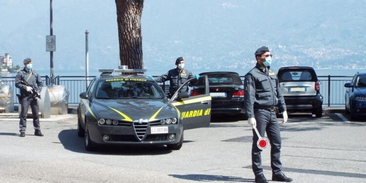 uomini della guardia di finanza impegnati in controlli su strada