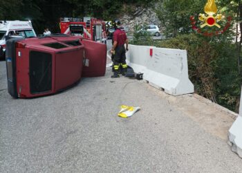 vigili del fuoco auto ribaltata