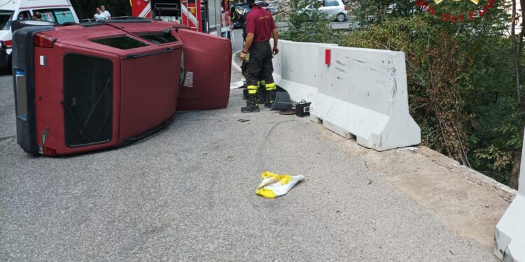 vigili del fuoco auto ribaltata