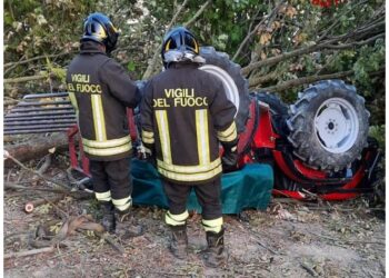 Schiacciato dal trattore che si è ribaltato in campo nocciole