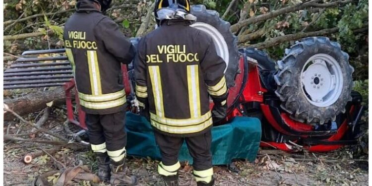 Schiacciato dal trattore che si è ribaltato in campo nocciole