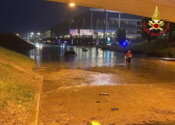 Vigili del fuoco al lavoro con gommoni da Rafting