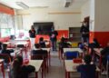 la polizia distribuisce il diario in classe