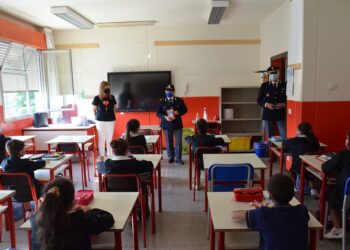 la polizia distribuisce il diario in classe