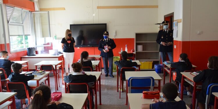 la polizia distribuisce il diario in classe