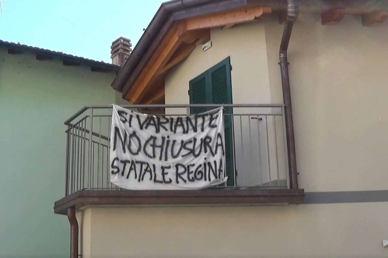 Tremezzina, striscioni contro la chiusura della Regina. Spaggiari: “Al vaglio tutte le ipotesi, tutelare le nostre attività”