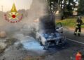 auto in fiamme via del Lavoro