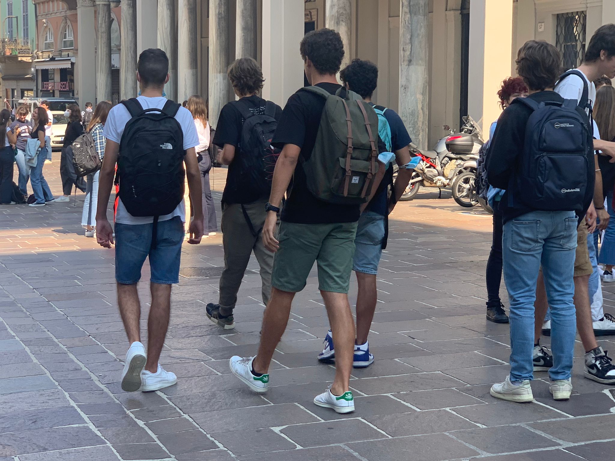 Como, spaccio di droga davanti alla scuola. Denunciato un minorenne