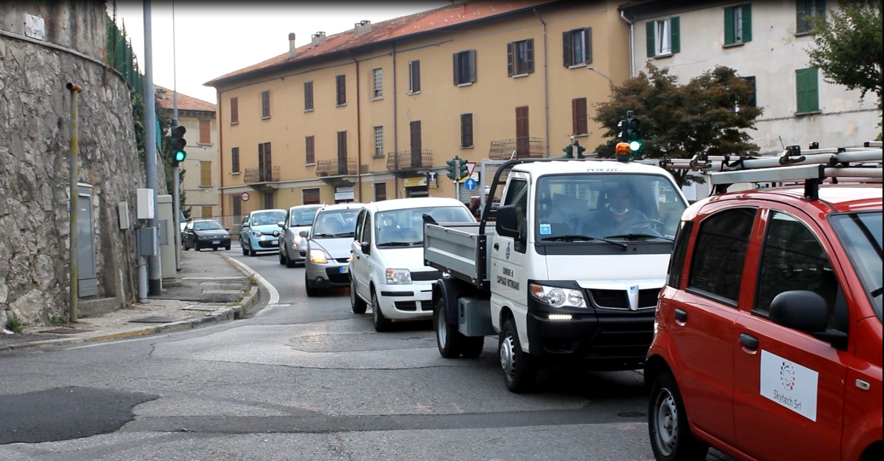 Lavori in via Borgovico e paralisi viabilistica: Pd, Civitas e M5S: “Situazione insostenibile e programmazione nulla”