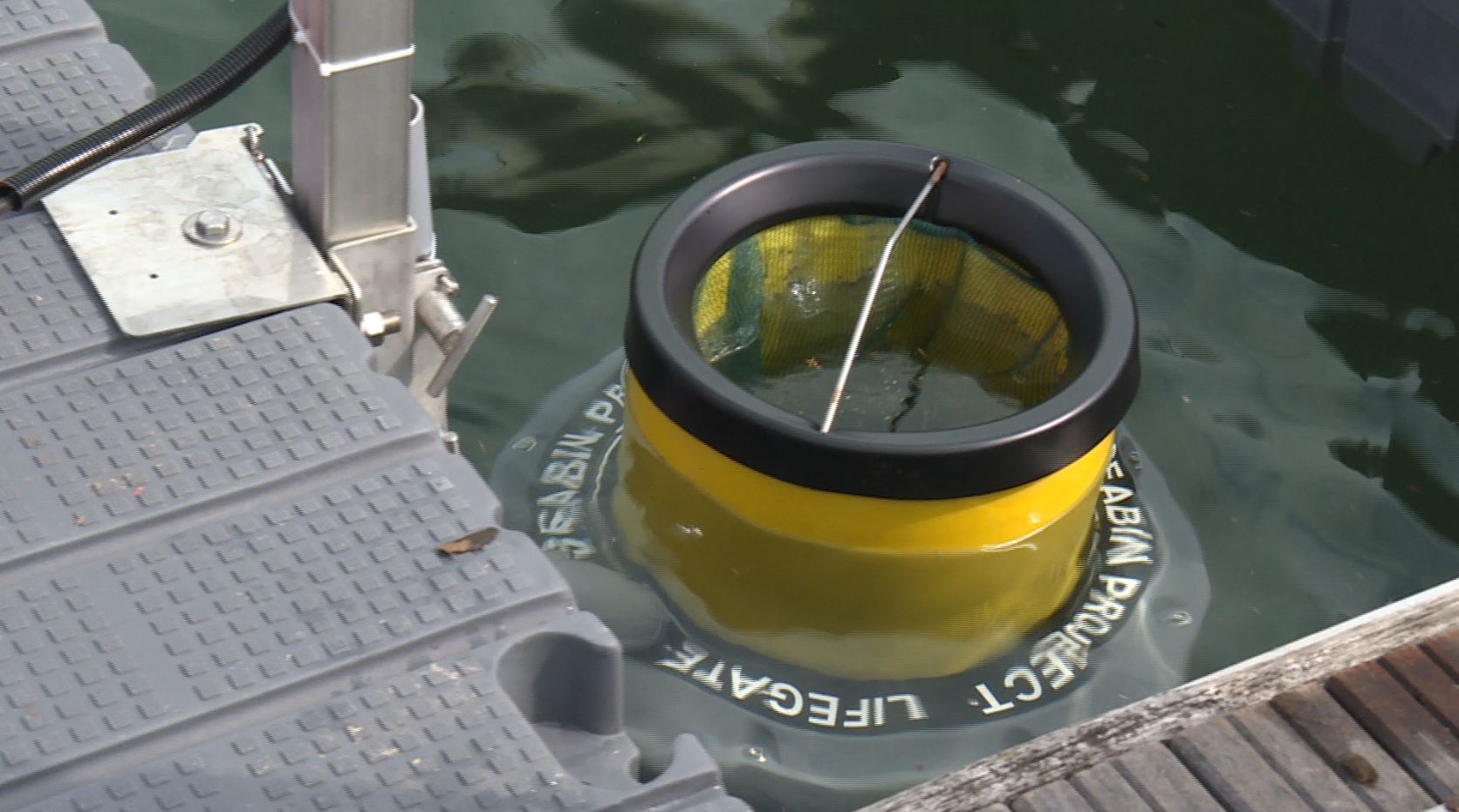 Inquinamento, sul lago di Como arriva il “cestino mangia plastica”