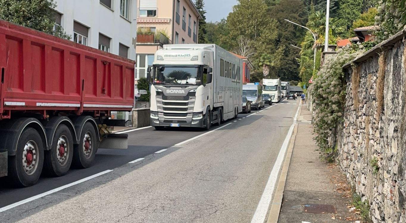 Cantieri e deviazioni: traffico e code (di auto e tir), caos tra via Bellinzona, Borgovico e per Cernobbio
