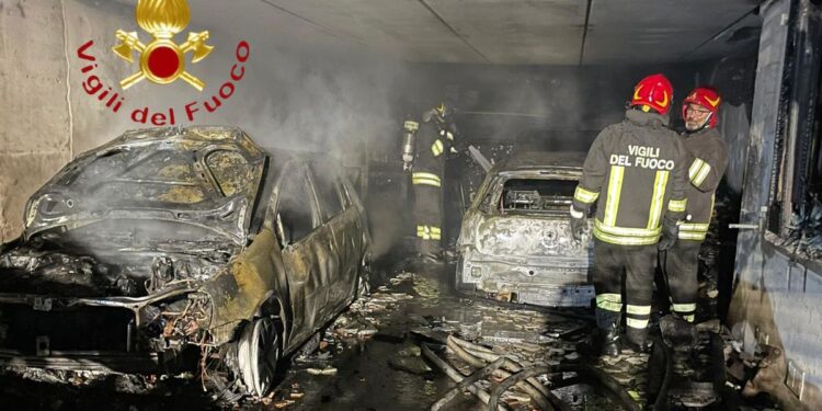 Guanzate, incendio in una villetta, tre auto distrutte