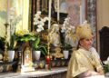 l'arcivescovo di milano mario delpini dietro all'altare