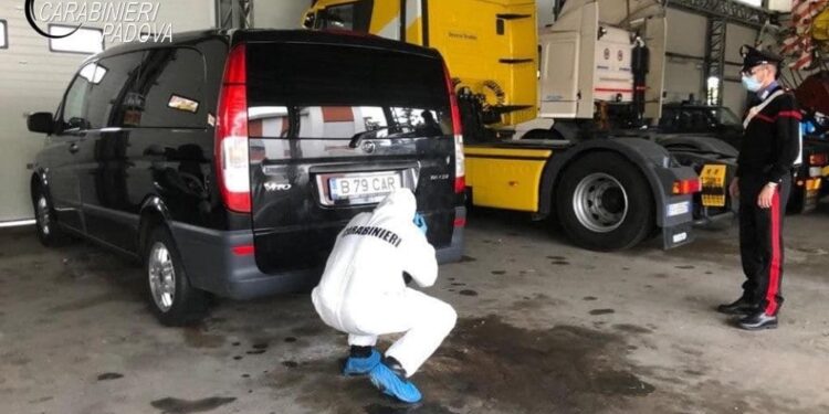 Abbandonato vicino a un'officina