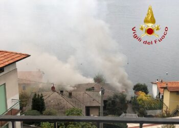 fumo tra le case a causa dell'incendio alla stufa