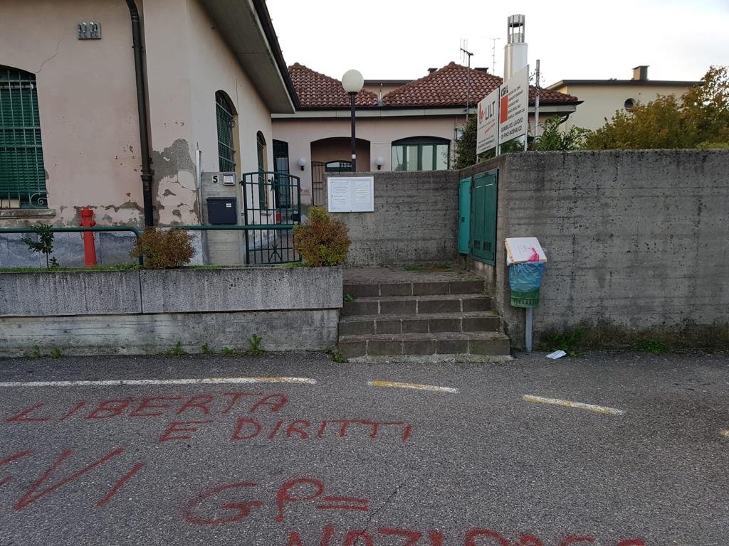 Attacchi ai sindacati. Scritte contro la Cgil di Fino. Un petardo sulla porta della sede Uil di Lomazzo