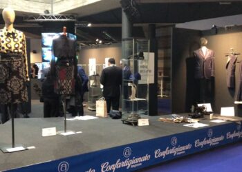 apertura Mostra artigianato 2021 stand all'ingresso con abiti sartoriali