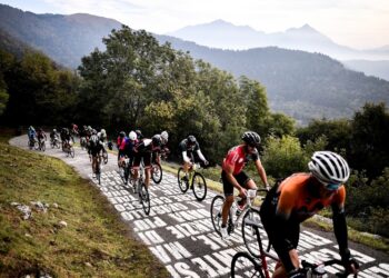 gruppo ciclisti sul tracciato