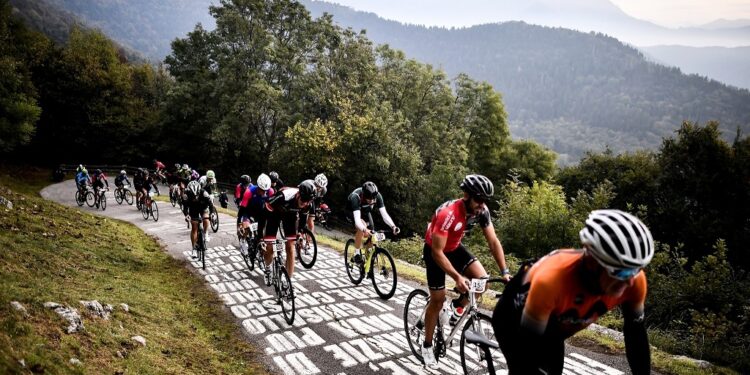 gruppo ciclisti sul tracciato