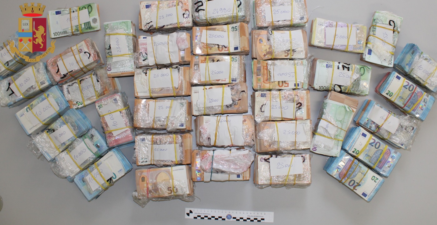 Como, 700mila euro nascosti nell’auto. Nei guai operaio di 49 anni