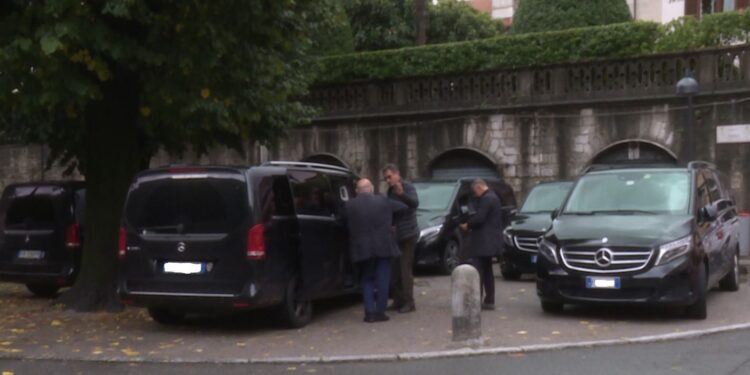 furgoni scuri in piazza roma a como