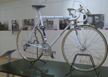 mostra museo del ghisallo bicicletta e alcuni scatti di vincenzo torriani