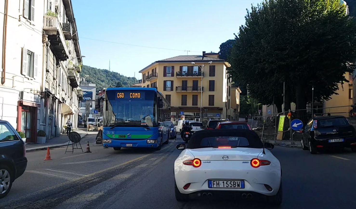 Passaggio a livello abbattuto e cantiere in piazza San Rocco: viabilità in tilt e traffico in città