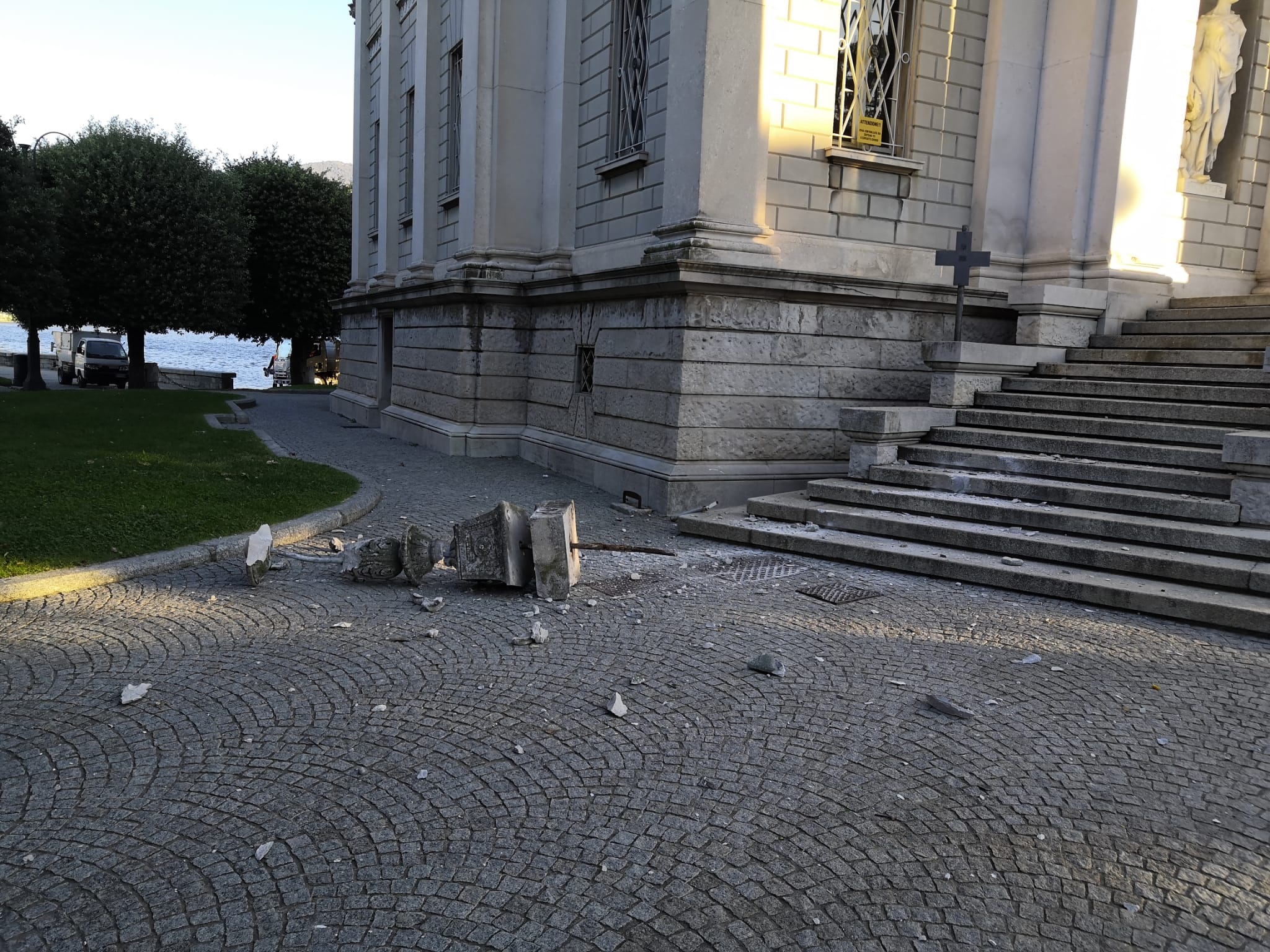 danneggiamento del Tempio Voltiano a Como