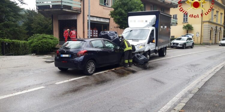 l'auto ed il camion che si sono scontrati frontalmente