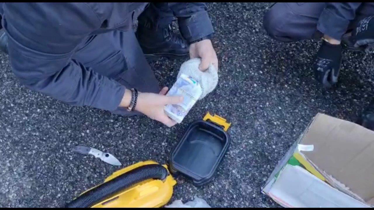 Sterline nascoste tra i detersivi per il bucato, cittadino inglese scoperto in dogana e sanzionato