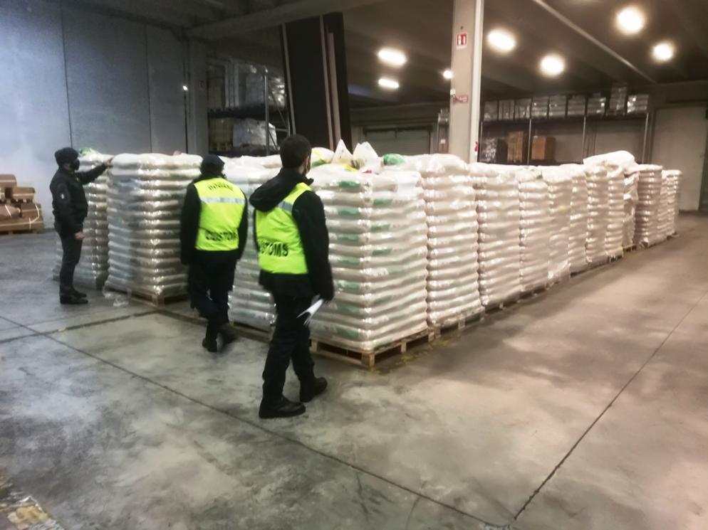 Ceneri e scarsa capacità di riscaldare, sequestrato un carico di pellet importato dalla Russia